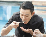 高清图：刘德华提前庆生大快朵颐 吃蛋糕舔手指