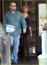 组图：斯威夫特穿性感透视装上街 超短裙秀玉腿