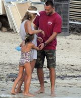 组图：曝超模海蒂-克鲁姆与保镖海滩亲密疑有新恋情