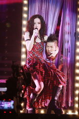 组图：G.E.M.红馆演唱会落幕 方大同助阵尾场