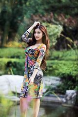 组图：张子瑄夏日写真曝光 花色礼服露锁骨