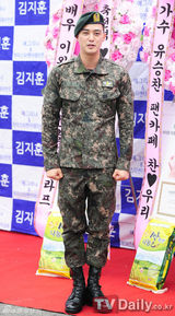 组图：韩星金智勋今日退伍曾演《人鱼公主》