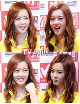 组图：韩星高雅拉活泼靓丽现身粉丝签名会