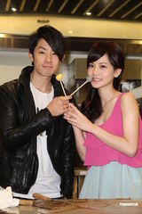 组图：吴建豪首次做巧克力 对曾之乔印象很新鲜