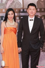 组图：邱氏夫妇牵手甜蜜亮相金像奖红毯