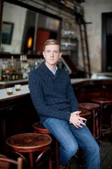 组图：Facebook联合创始人克里斯-休斯与男友完婚