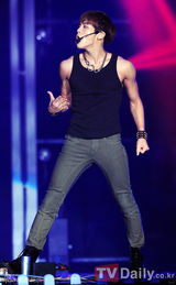 组图：2NE1SHINee精彩表演犹如club热辣气势