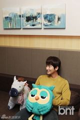 组图：朴施厚晒礼物抱猫头鹰抱枕当“继承者”