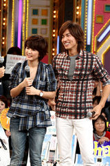 幻灯图：ELLA做客节目宣传新剧 与言承旭亲密拥抱