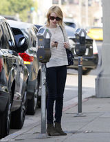 组图：艾玛-罗伯兹街拍LOOK休闲装扮开心购物