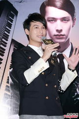 组图：严爵8月底香港开唱 努力练习广东话