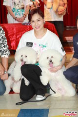 组图：邝美云携爱犬做慈善 自曝男友吃醋
