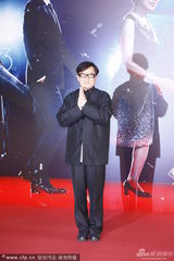 组图：成龙大哥压轴现身 挥手浅笑亲和力十足