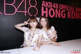 组图：AKB48两成员访港 碎花短裙清新甜美