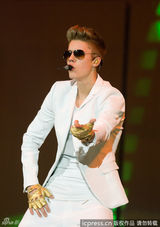 组图：比伯不受分手影响 背巨型翅膀开唱引尖叫