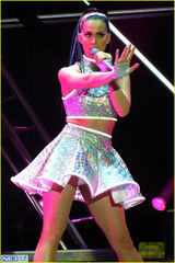 组图：水果姐绿发萝莉造型美呆 化身小野猫开唱