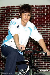 幻灯组图：汪东城代言运动服装 想开画展秀绘画天份