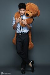 组图：井柏然光棍节写真怀抱献吻熊孩子