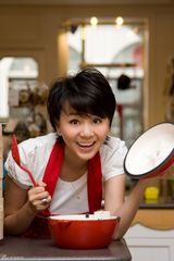 幻灯图：王一楠最新厨房写真 开心主妇不改俏皮本色