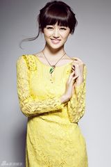 组图：乔乔早春写真白皙肌肤气质独特