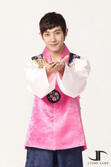 组图：韩团MBLAQ等携众星穿韩服送新年祝福