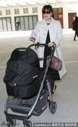 组图：莉莉艾伦携宝宝做客节目 墨镜遮面心情好