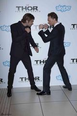 组图：《雷神2》伦敦首映 锤哥洛基兄弟频卖萌
