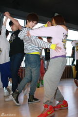 组图：李宇春武汉个唱彩排 与男舞伴牵手搂腰转圈