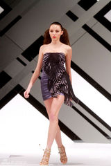 高清图：时装展谢婷婷深V礼服 杨恭如白裙示人