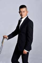 组图：杨志刚拍蓝色写真 意蕴宁静沉稳