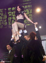 幻灯图集：莫文蔚上海开唱 造型百变动感迷人
