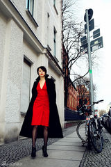 组图：黄璐游走柏林街头 俏皮复古演绎优雅生活