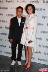 组图：赵式芝再陷同性情 与杨如芯亲密携手亮相