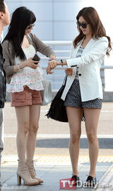 组图：少女时代亮相机场装扮春意秀发风中飘散