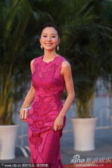组图：江一燕亮相百花红毯 粉裙典雅秀美背