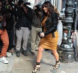 组图：卡黛珊挺大肚不忘扫货 与帅哥热聊狂放电