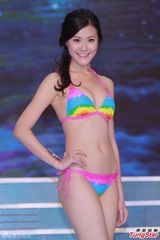 组图：港姐决赛前泳装亮相 上届冠军模拟戴后冠