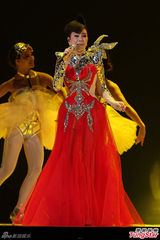 组图：江蕙演唱会造型似黄金圣衣 舞台绚丽迷幻