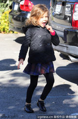 组图：阿尔芭老公携女儿亮相 小奥诺吐舌卖萌