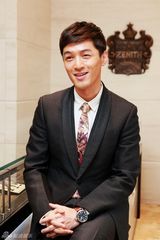 组图：胡歌化身制表师 自曝18岁就自己组装手表