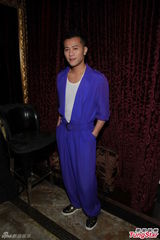 组图：何超仪80年造型发新歌 向梅艳芳等致敬