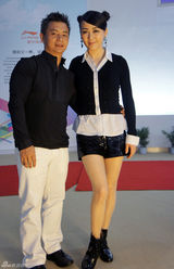 组图：李大双李小双兄弟携妻赛幸福 李琳丸子头献唱