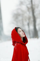 组图：苏青冬日唯美写真 演绎小红帽雪城之恋