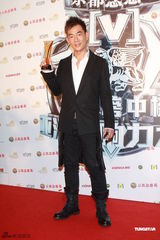 组图：众星亮相华语榜中榜颁奖礼 齐聚后台秀奖杯