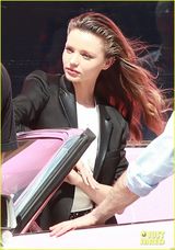 组图：可儿拍时尚大片 奥兰多爱妻美艳复古