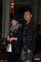 组图：钟镇涛生日携女亮相派对 谭咏麟叶童现身