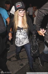 幻灯图：艾薇儿与男友感情亲密 布鲁迪纹身表真心