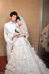 组图：吴尊刘梓妍曝光婚纱剧照 二人相依甜美十足