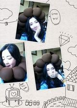 组图：央吉玛搞怪生活照曝光 点朱砂另类妆容