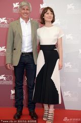 组图：《沙漠驼影》发布 女主角裙装显优雅大方